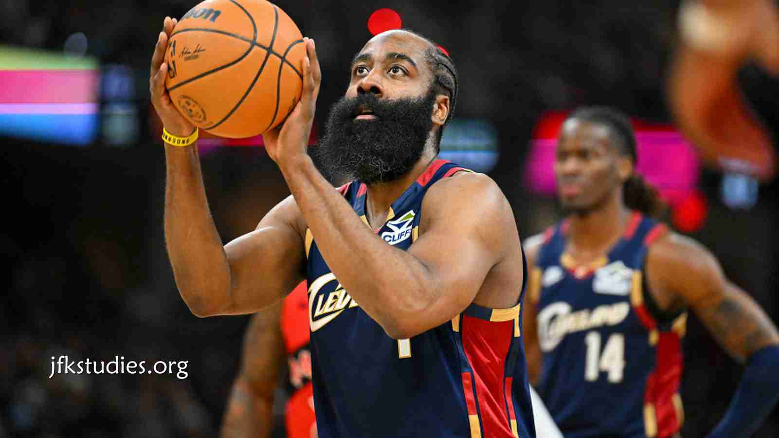 杏彩体育特别报道:骑士2-0!哈登轰28分5断连破纪录 携米切尔合砍58分剑指赛点