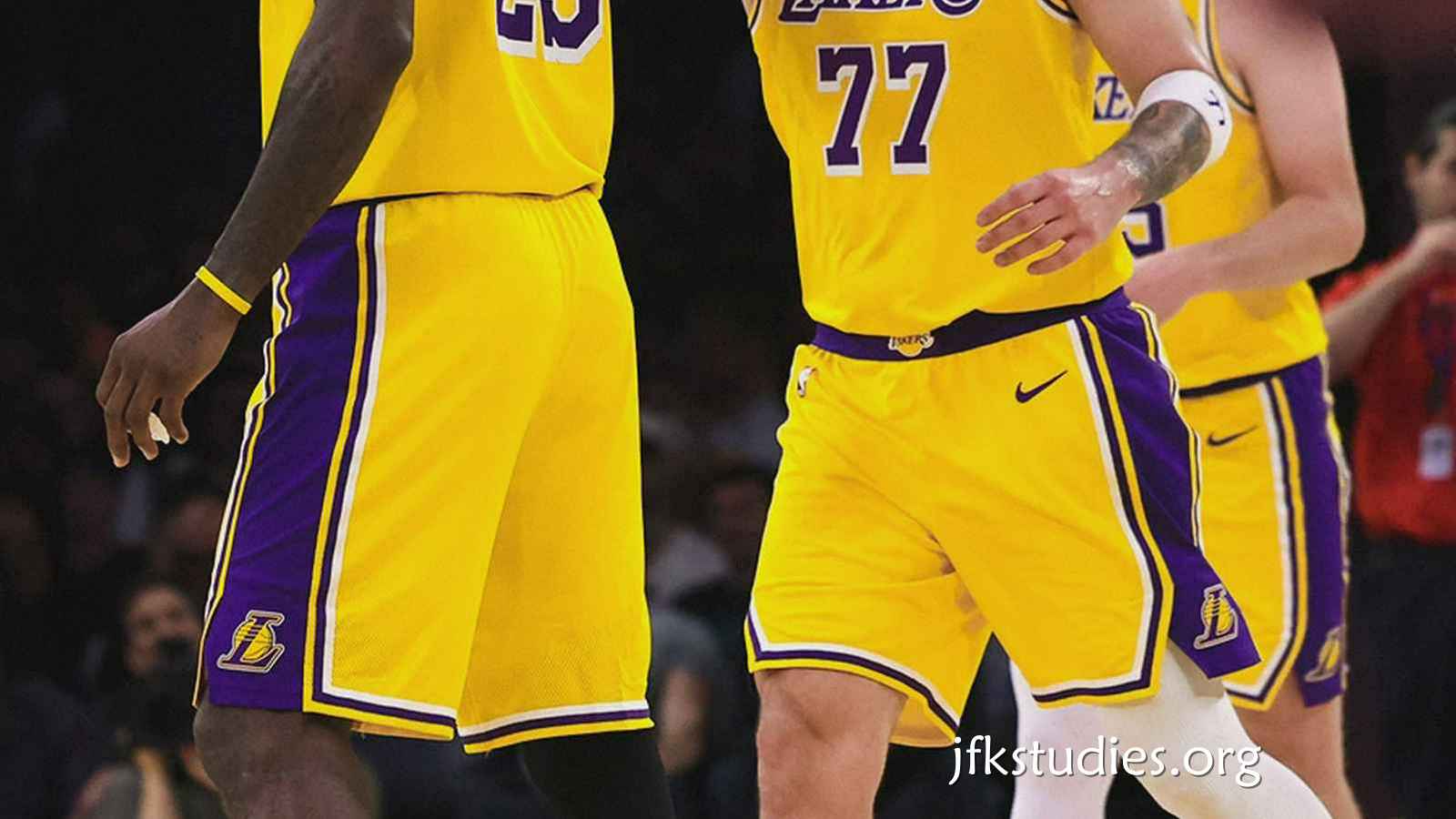 杏彩体育独家报道: 湖人更衣室庆祝曝光！东契奇果断拒绝被浇水 生涯8次50+全胜太狠