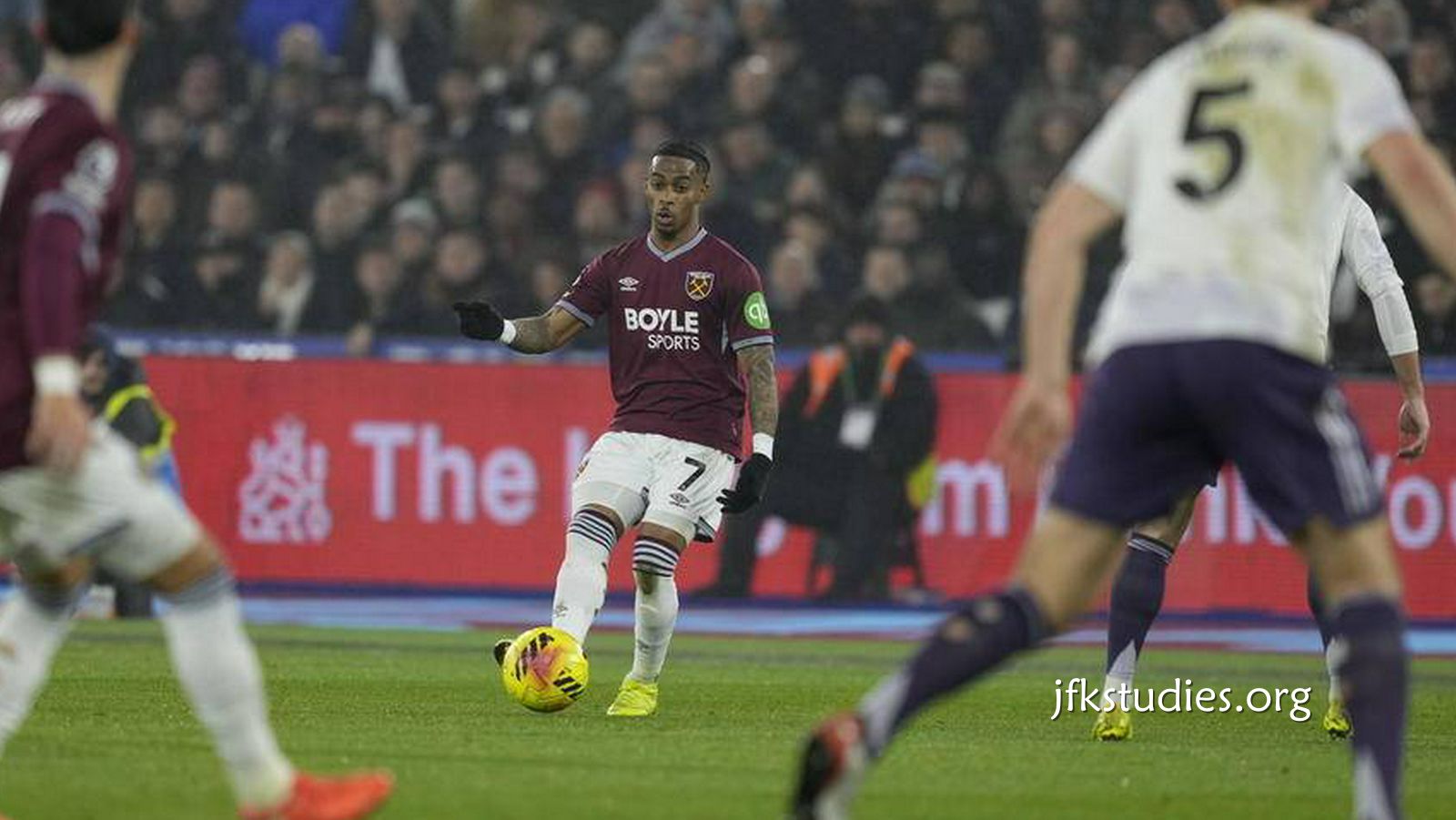 杏彩体育独家报道: 无缘5连胜！英超-胖虎进球被吹舍什科替补绝平 曼联1-1西汉姆