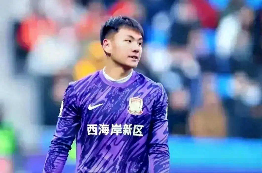 杏彩体育 独家报道: 申花瞄准青岛西海岸年轻门将李昊，2000万转会费能否解决门将短板